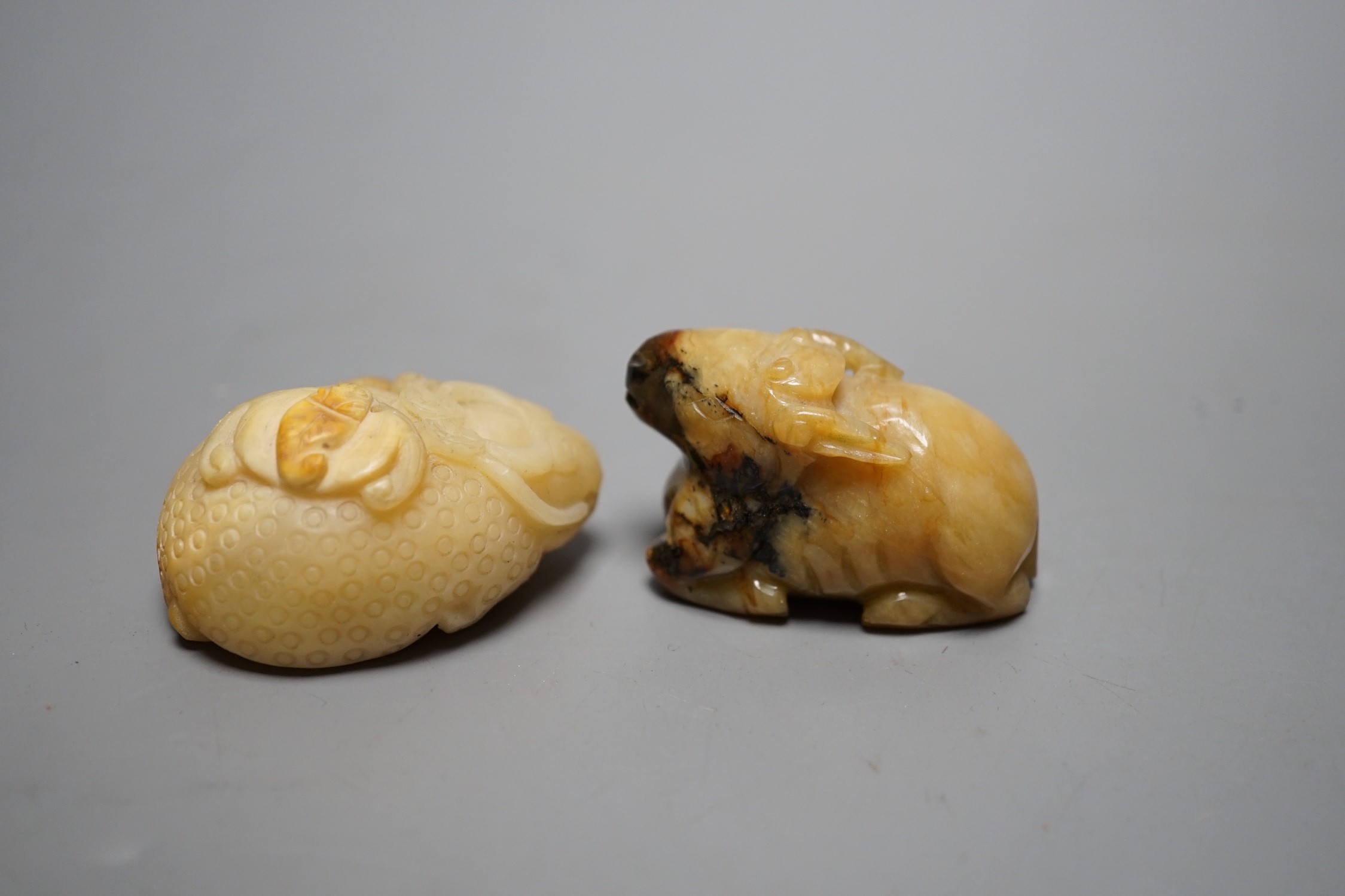A Chinese jade three-legged toad carving, a burnt jade plaque and an agate figure of a deer, plaque 7cm